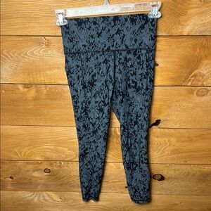 Athleta Salutation Stash Pocket Printed 7/8 Tights Snakeprint/Python Black small